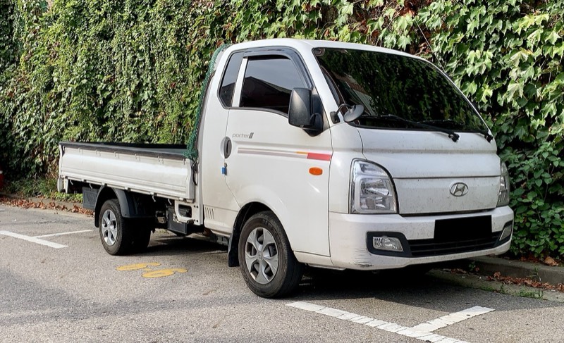 Hyundai H100 açık kasa kamyonetin ön ve yan görünümü.